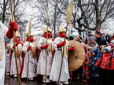 Para pelajar berpartisipasi dalam perayaan Maslenitsa di Moskow tengah, Rusia, pada 27 Februari 2020. Maslenitsa adalah hari libur tradisional di Rusia untuk merayakan awal musim semi. (Xinhua/Maxim Chernavsky)