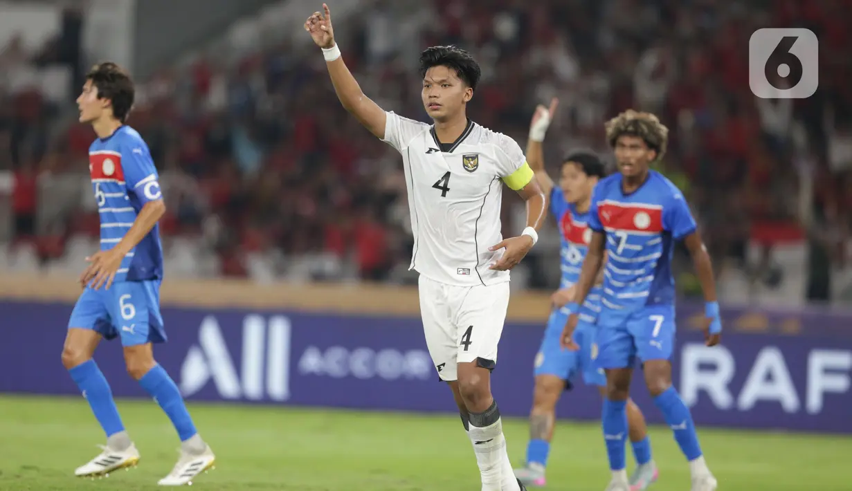 Gol baru tercipta pada menit ke-23, setelah pemain Timnas Filipina U-23 Jaime Rosquillo mencetak gol bunuh diri melalui sundulan kepala. (Liputan6.com/Helmi Fithriansyah)