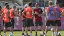 Pelatih Bayern Munchen, Carlo Ancelotti memberikan arahan kepada para pemain saat memulai sesi latihan di Stadion klub FC Bayern Munich, Jerman, (11//7/2016). (AFP/Guenter Schiffmann)