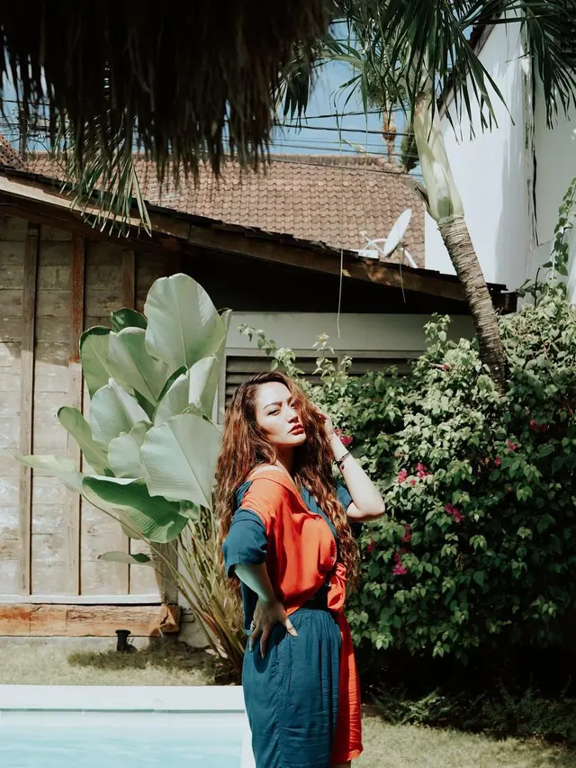 Momen Liburan Siti Badriah di Bali, Outfitnya Curi Perhatian. (Sumber: Instagram/sitibadriahh)