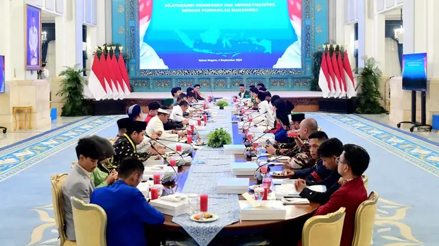 Perwakilan mahasiswa dari berbagai organisasi kampus dan eksternal bertemu Mensesneg Prasetyo Hadi di Kompleks Istana Kepresidenan Jakarta, Kamis (4/9/2025) malam. (Dok: Biro Pers)