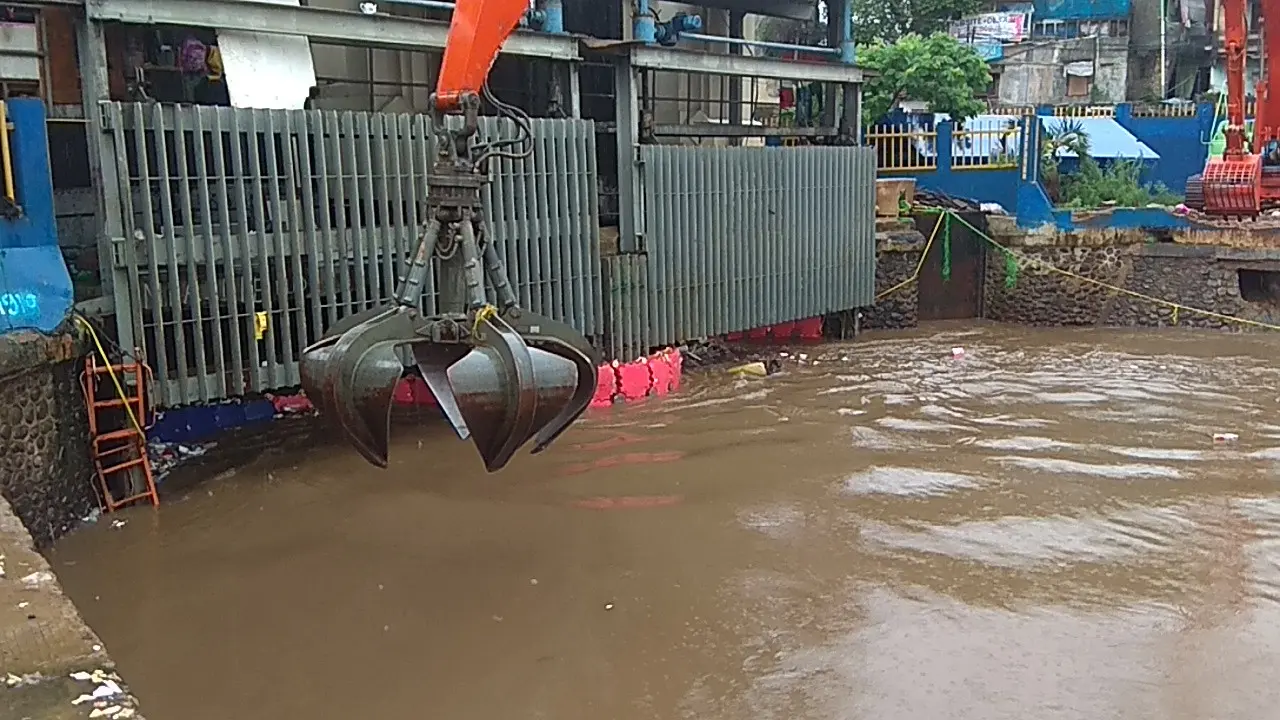 Pintu Air Manggarai Naik Hingga 160 centimeter