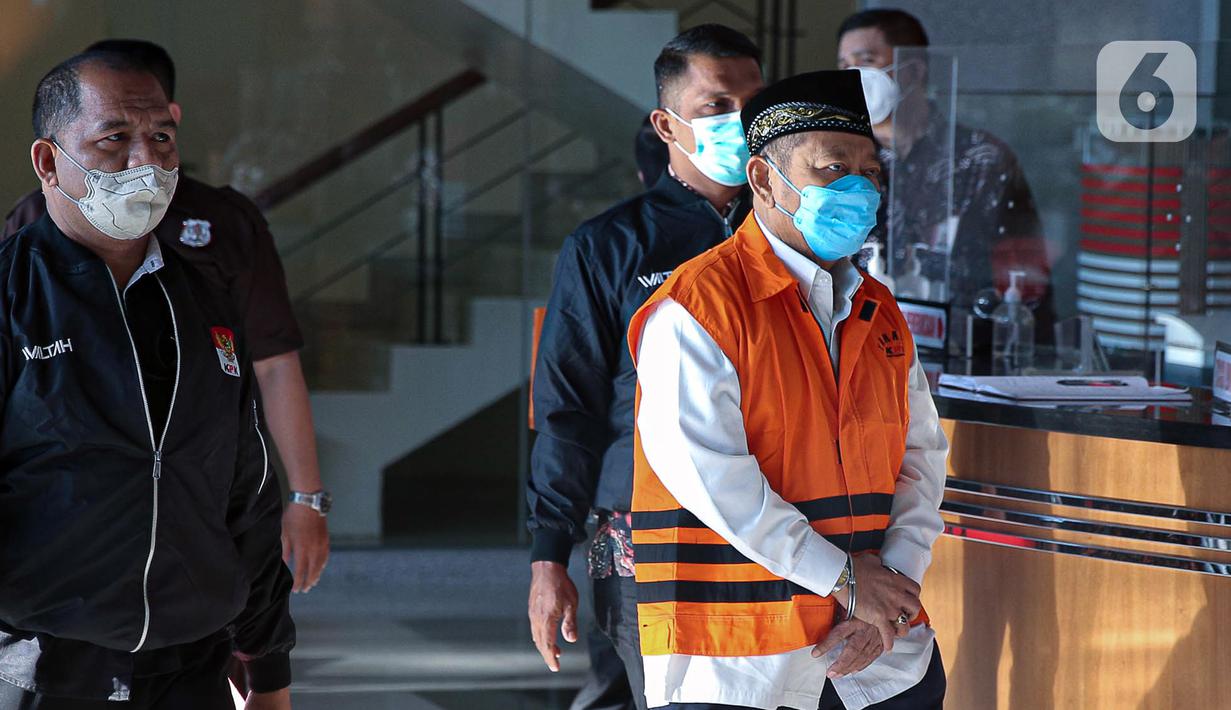 Mantan Bupati Sidoarjo Saiful Ilah (depan) usai diperiksa di Gedung Merah Putih KPK, Jakarta, Selasa (7/3/2023). Saiful Ilah kembali ditahan KPK dalam kasus suap gratifikasi pemerintahan Kabupaten Sidoarjo, Jawa Timur. (Liputan6.com/Faizal Fanani)