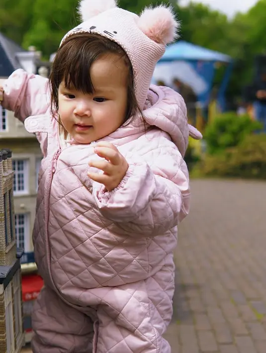 Ketika berlibur ke Eropa kemarin, baby Vechia mengenakan pakian hangat bernuansa merah muda ya. Ditambah dengan topi berwarna merah muda dan ada bulu-bulunya. (Liputan6.com/IG/frandaaa87)