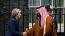 Perdana Menteri Inggris, Theresa May menjabat tangan Putra Mahkota Arab Saudi, Pangeran Mohammed bin Salman saat menyambut kunjungannya di 10 Downing Street, London, Rabu (7/3). Inggris menyambut hangat kunjungan Pangeran Saudi itu. (AP/Alastair Grant)