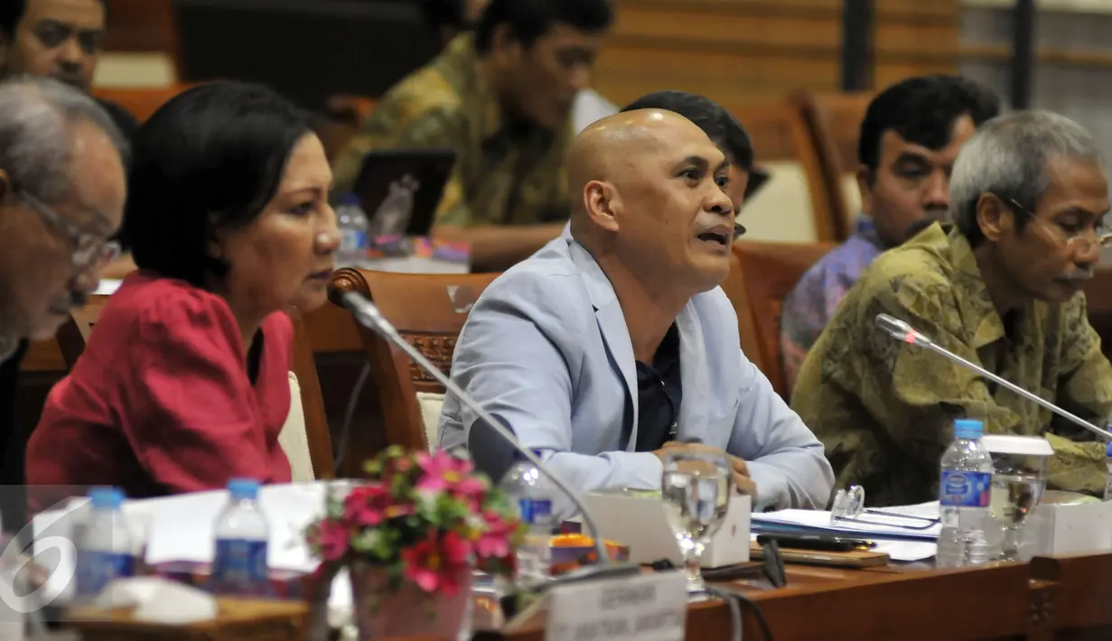 Aktivis Iwan Piliang bersama Komunitas Sosial Peduli Jakarta mengikuti Rapat Dengar Pendapat dengan Komisi III DPR di Gedung Nusantara II DPR, Jakarta, Selasa (15/3). Rapat membahas perihal proses hukum Rumah Sakit Sumber Waras. (Liputan6.com/Johan Tallo)