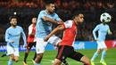 Striker Manchester City, Sergio Aguero, berebut bola dengan gelandang Feyenoord, Sofyan Amrabat, pada laga Liga Champions di Stadion Feyenoord, Rotterdam, Rabu (13/9/2017). Feyenoord kalah 0-4 dari City. (AFP/Emmanuel Dunand)