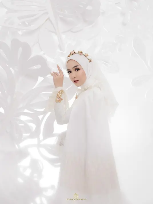 Ria Ricis terlihat makin cantik dengan hijab lilit putih dan headpiece keemasan [@riaricis1795]