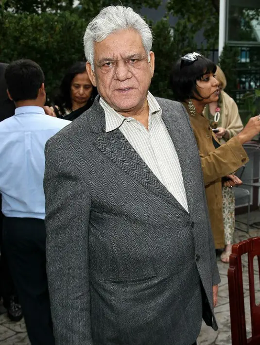 “Aku berada di industri film selama 35 tahun, dan menjadi apapun, termasuk anak laki-laki, akan mendukung karakterku,” tulis Om Puri di akun Twitternya dua minggu lalu. (AFP/Bintang.com)