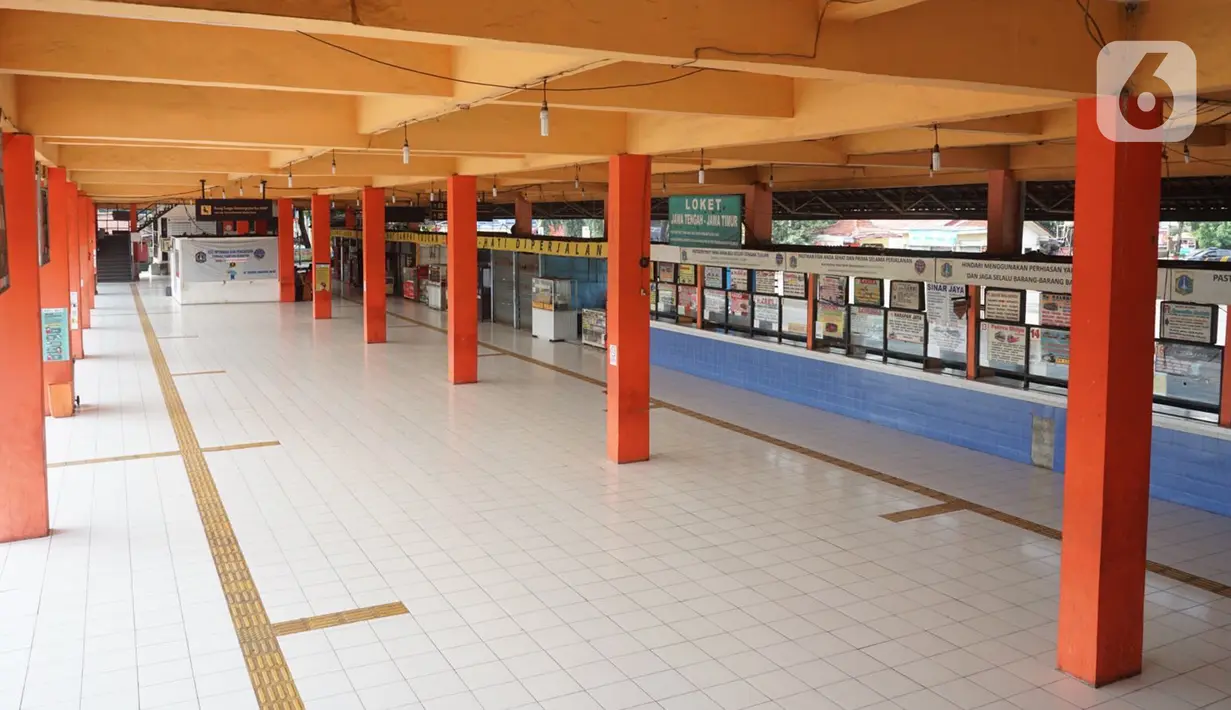 Suasana Terminal Bus Kampung Rambutan yang sepi aktivitas di Jakarta, Minggu (10/5/2020). Pelayanan Bus AKAP belum dioperasionalkan di Terminal Kampung Rambutan, meskipun pemerintah telah mengizinkan kembali angkutan umum beroperasi keluar masuk wilayah Jabodetabek. (Liputan6.com/Immanuel Antonius)