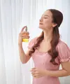 Ilustrasi perempuan menggunakan parfum. (c) makistock/Depositphotos
