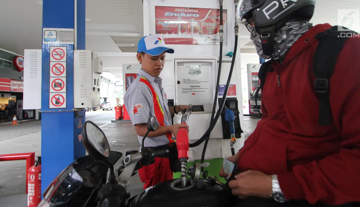 Petugas mengisi BBM pada sebuah motor di salah satu SPBU, Jakarta, Sabtu (5/1/2019). PT Pertamina (Persero) menurunkan harga BBM non subsidi masing-masing Dexlite Rp 200 per liter, dan Dex Rp 100 per liter. (Liputan6.com/Angga Yuniar)