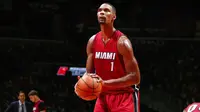 Mantan forward Miami Heat, Chris Bosh, kesulitan mencari tim untuk kembali bermain di NBA karena menderita penyakit blood clots. (Bola.com/Twitter/BleacherReport)