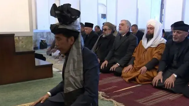 Jokowi menjadi makmum salat di Afgahnistan (istimewa)
