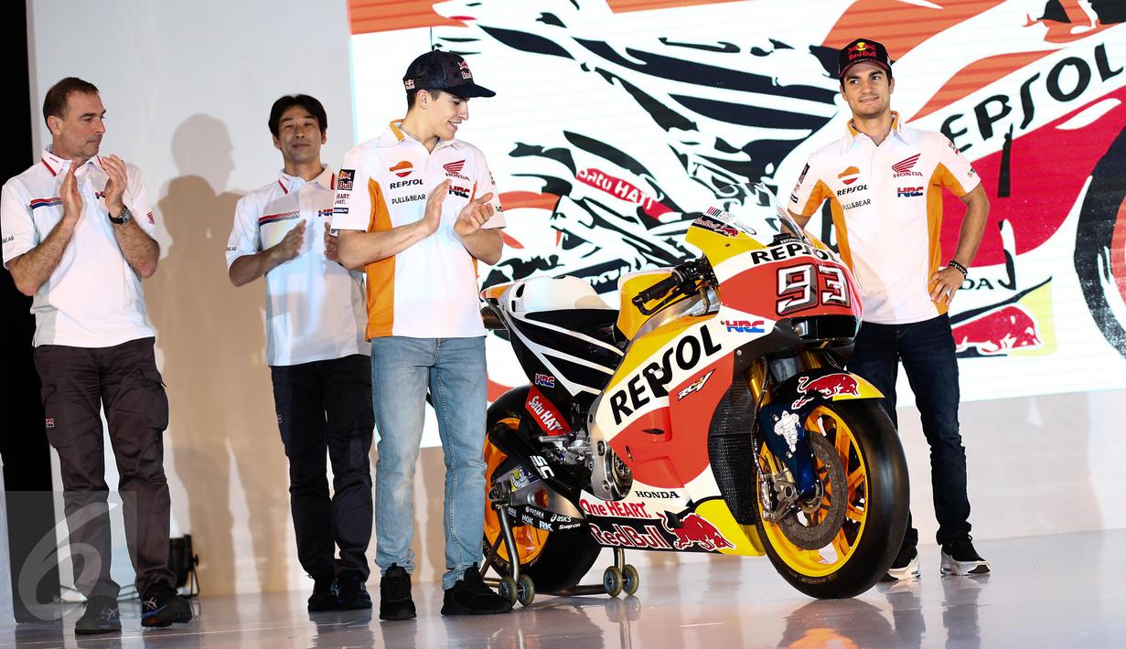 Pembalap MotoGP, Marc Marquez bersama Dani Pedrosa menghadiri peluncuran All New Honda CBR250RR Repsol Edition, di Jakarta, Jumat (3/2). Motor yang dibuat hanya 1.000 unit ini dijual dengan harga Rp 72 juta on the road Jakarta (Liputan6.com/Faizal Fanani)