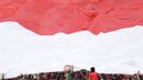 Suporter membentangkan bendera Indonesia saat pertandingan melawan Timor Leste di Stadion MPS, Selangor, Minggu (20/8/2017). Indonesia menang 1-0 atas Timor Leste. (Bola.com/Vitalis Yogi Trisna)