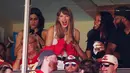 Reaksi Taylor Swift saat menyaksikan pertandingan antara Chicago Bears dan Kansas City Chiefs di GEHA Field, Arrowhead Stadium, Kansas City, Missouri, Amerika Serikat, 24 September 2023. Taylor Swift menghadiri pertandingan Kansas City Chiefs melawan Chicago Bears tersebut di tengah rumor kencan dengan atlet Travis Kelce. (Jason Hanna/Getty Images/AFP)
