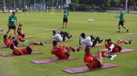 Pelatih Timnas Indonesia U-23, Shin Tae-yong memberikan arahan saat melakukan latihan perdana menjelang Piala AFF U-23 yang berlangsung di Lapangan A, Senayan, Jakarta, Kamis (10/08/2023). (Bola.com/Bagaskara Lazuardi)