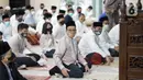 Gubernur dan Wakil Gubernur DKI Jakarta Anies Baswedan dan Ahmad Riza Patria melaksanakan salat Idul Adha di Masjid Fatahillah Balai Kota, Jumat (31/7/2020). Salat yang diikuti para pejabat Pemprov DKI Jakarta tersebut digelar dengan menerapkan protokol kesehatan. (Liputan6.com/Immanuel Antonius)