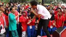 Presiden Joko Widodo ikut bernyanyi saat menonton penampilan Giring Nidji di halaman Istana Bogor, Jawa Barat, Sabtu (12/8). Giring tampil usai mengikuti peluncuran Program Penguatan Pendidikan Pancasila. (Liputan6.com/Angga Yuniar)