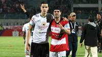 Pemain Madura United, Ante Bakmaz, bersama gelandang Persebaya, Aryn Williams. (Bola.com/Aditya Wany)
