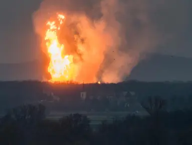 Kobaran api terlihat saat terjadi ledakan di pusat pipa gas di Baumgarten, Austria, (12/12). Ledakan tersebut dilaporkan menewaskan satu orang dan melukai puluhan lainnya. (AFP Photo/Tomas Hulik)