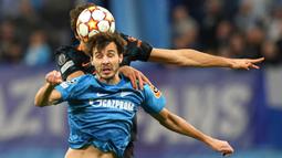 Pemain Zenit St. Petersburg Aleksandr Erokhin berebut bola dengan pemain Chelsea Marcos Alonso pada pertandingan sepak bola Grup H Liga Champions di Gazprom Arena, St.Petersburg, Rusia, 8 Desember 2021. Pertandingan berakhir dengan skor 3-3. (AP Photo/Dmitry Lovetsky)
