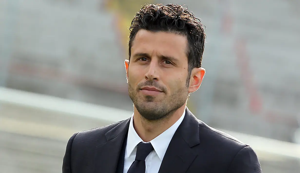 Fabio Grosso. Eks bek kiri Italia berusia 44 tahun ini pensiun sebagai pemain pada Desember 2012 bersama Juventus sebagai klub terakhirnya. Sejak tengah musim 2020/2021 ia dipercaya membesut Frosinone di Serie B Liga Italia dan masih terikat kontrak hingga Juni 2023. Dalam 5 laga awal di Serie B Musim 2022/2023 ini Frosinone dibawanya menempati posisi ke-4 klasemen sementara dengan koleksi 9 poin hasil dari 3 kali menang dan 2 kali kalah. (ol.fr)