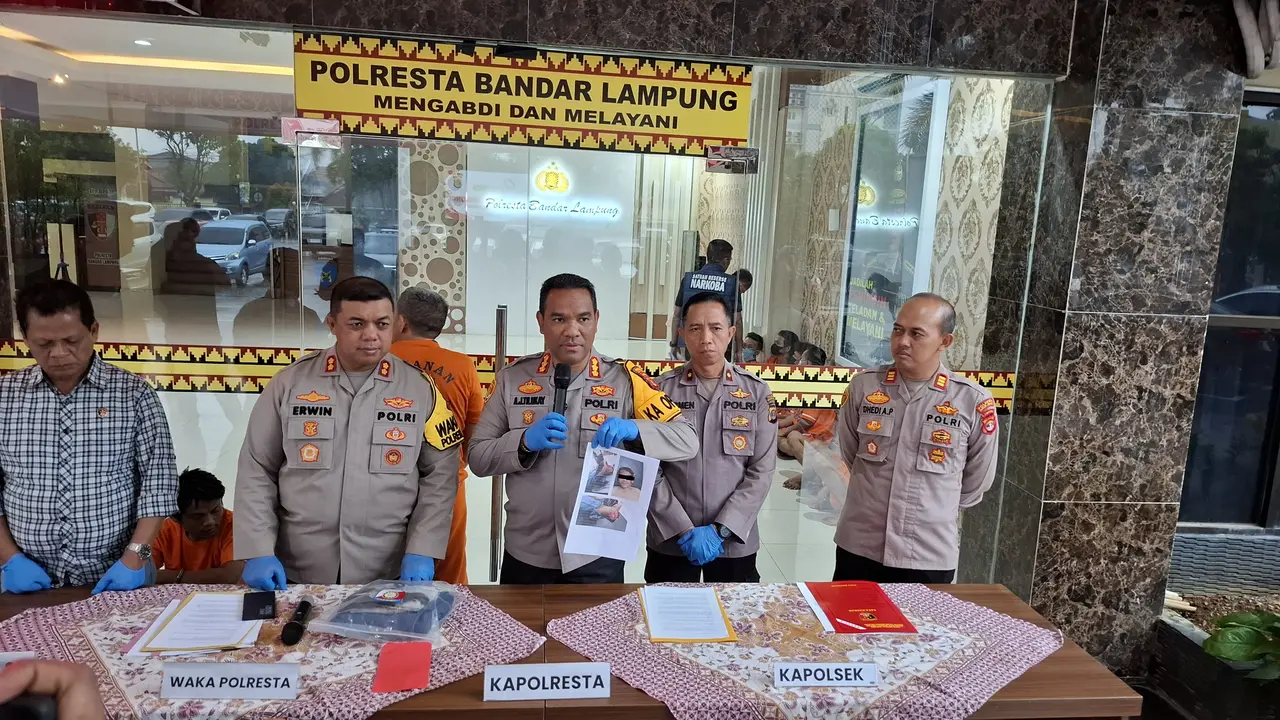 Polresta Bandar Lampung konferensi pers kasus penganiayaan berat yang dilakukan oleh IB kepada seorang pria berinisial TP. Foto: (Liputan6.com/Ardi).