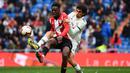 Bek Real Madrid, Jesus Vallejo melakukan kawalan pada laga lanjutan La Liga di pekan ke-33 yang berlangsung di Stadion Santiago Bernabeu, Madrid, Minggu (21/4). Real Madrid menang 3-0 atas Bilbao. (AFP/Gabriel Bouys)