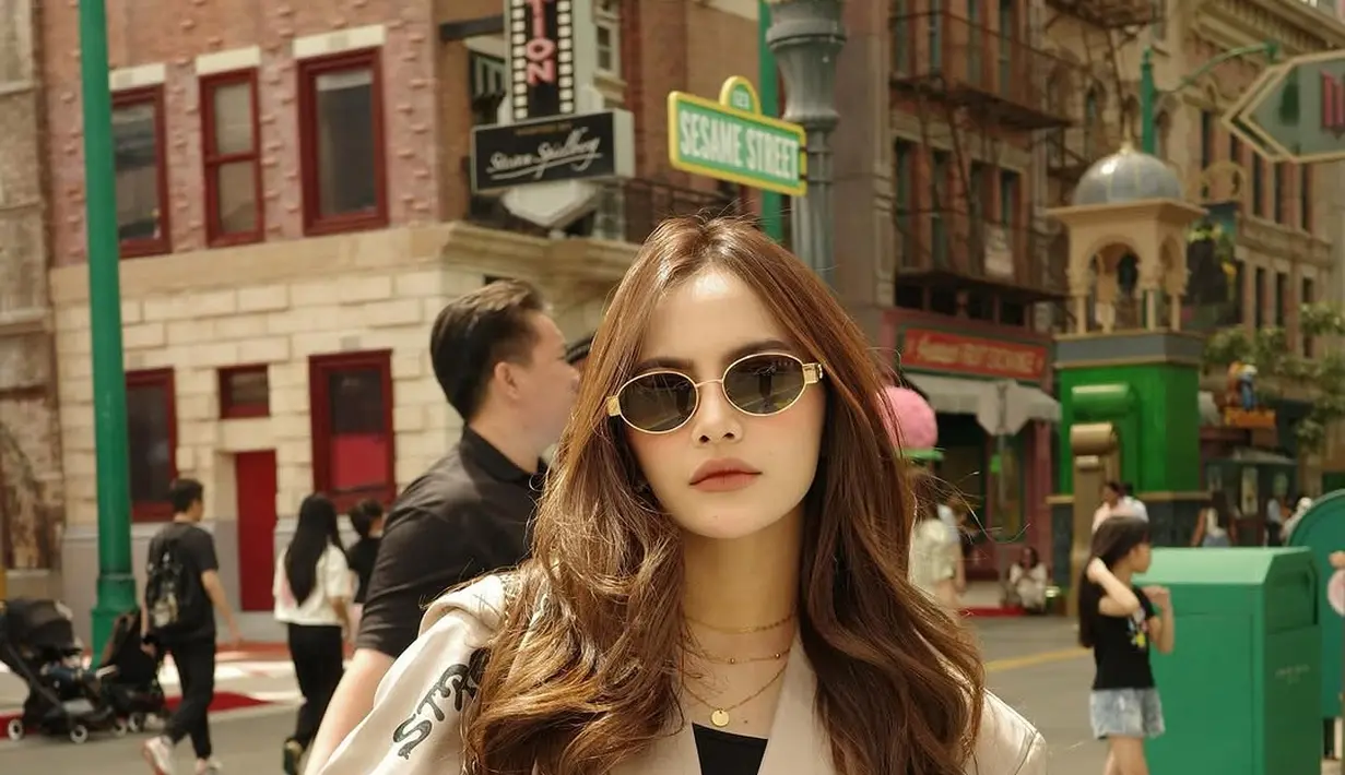 <p>Untuk mempermanis tampilan, ia memilih mini skirt dengan warna senada blazer, menciptakan kesan yang harmonis sekaligus stylish. [@mahalini/@rizkyfbian].</p>