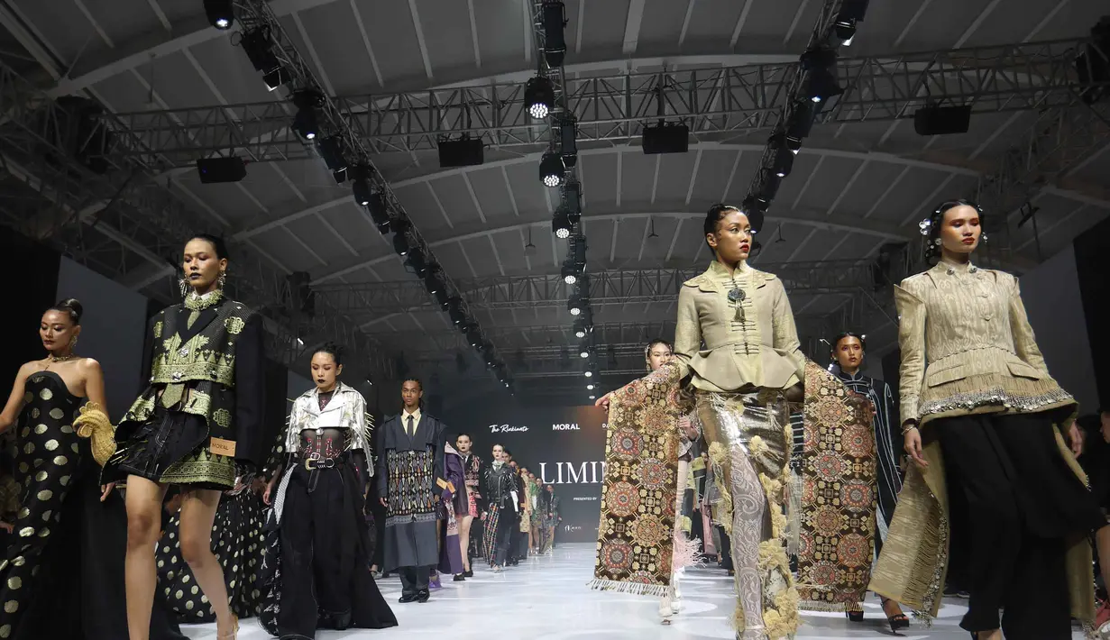 Para model memeragakan busana fesyen LIMINAL pada panggung gelaran mode Jakarta Fashion Week (JFW) 2026 di City Hall, Pondok Indah Mall 3, Jakarta, Rabu (29/10/2025). (Kapanlagi.com/Budy Santoso)