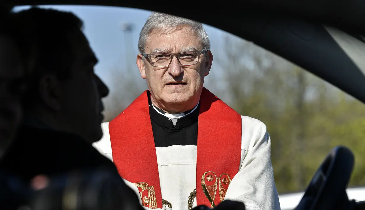 Pastor Frank Heidkamp berbicara kepada jemaat saat kebaktian Jumat Agung di sebuah bioskop drive-in di Duesseldorf, Jerman, Jumat (10/4/2020). Kebaktian drive-in dilakukan setelah Jerman menutup semua tempat ibadah untuk mencegah penyebaran virus corona COVID-19. (AP Photo/Martin Meissner)