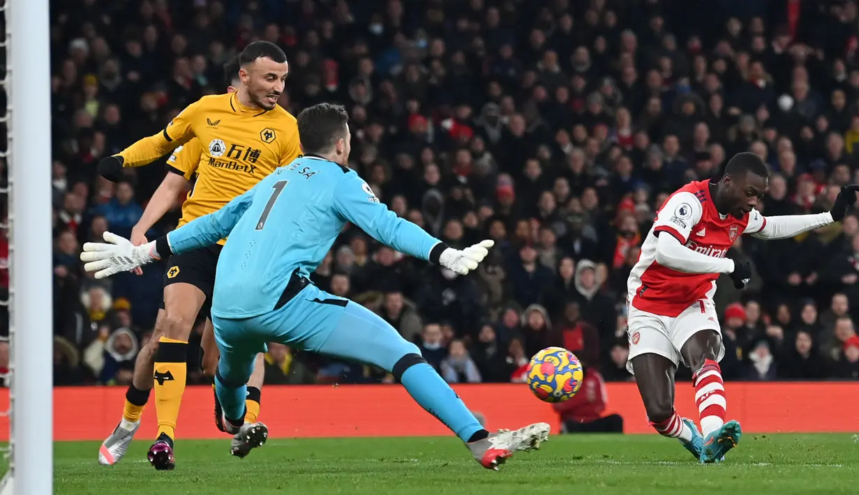 Ketangguhan Jose Sa jebol juga pada menit ke-82. Arsenal menyamakan skor 1-1 melalui pemain pengganti Nicolas Pepe yang mampu melepaskan tembakan sambil memutar badan hingga mengecoh kiper Wolverhampton. (AFP/Glyn Kirk)