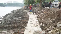 Pekerja beraktivitas di pembangunan proyek revitalisasi Waduk Sunter Barat, Jakarta, Jumat (6/12/2019). Pemprov DKI Jakarta melakukan revitalisasi Danau Sunter untuk menjadikan wilayah tersebut kawasan wisata. (Liputan6.com/Immanuel Antonius)