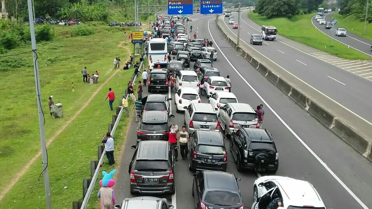 Kepadatan di Jalur Puncak di hari pertama 2018 (Liputan6.com/Achmad Sudarno)