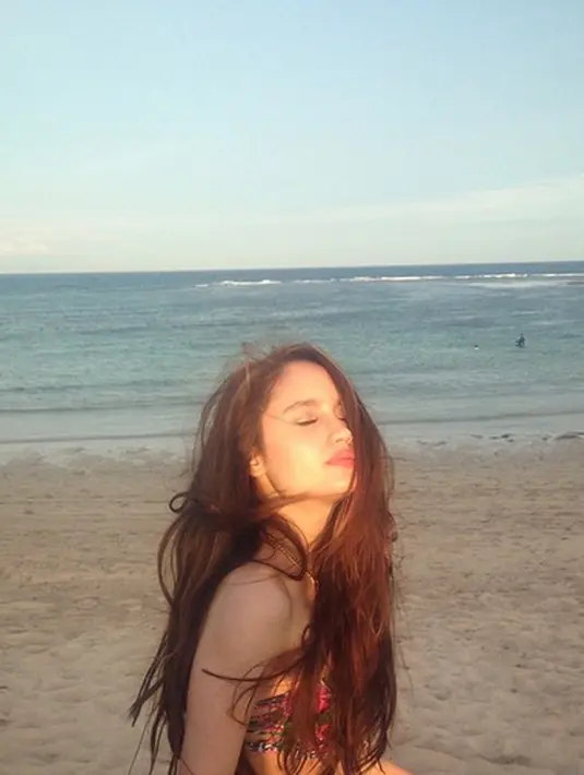 Cinta Laura menikmati hangatnya sinar matahari di pantai. (via instagram/@claurakiehl)