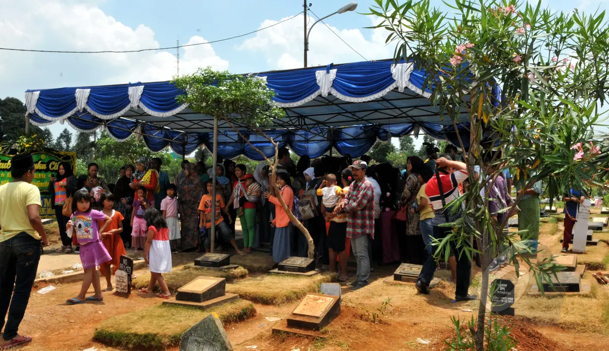 Empat hari pascakepergian komedian Olga Syahputra, antusiasme masyarakat berkunjung ke makam masih tinggi. Ratusan orang silih berganti berziarah ke makam Olga di TPU Malaka, Pondok Kelapa, Jakarta, Selasa (31/3/2015). (Liputan6.com/Panji Diksana) 