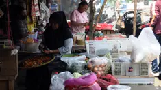 Pedagang Pasar tradisional Kalimalang Cakung Barat menata barang dagangannya di Jakarta Timur, Senin (4/9/2023). (merdeka.com/Imam Buhori)