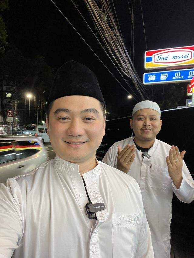 7 Potret Chef Arnold Pakai Baju Gamis dan Peci, Berburu Sahur Bareng Muslim