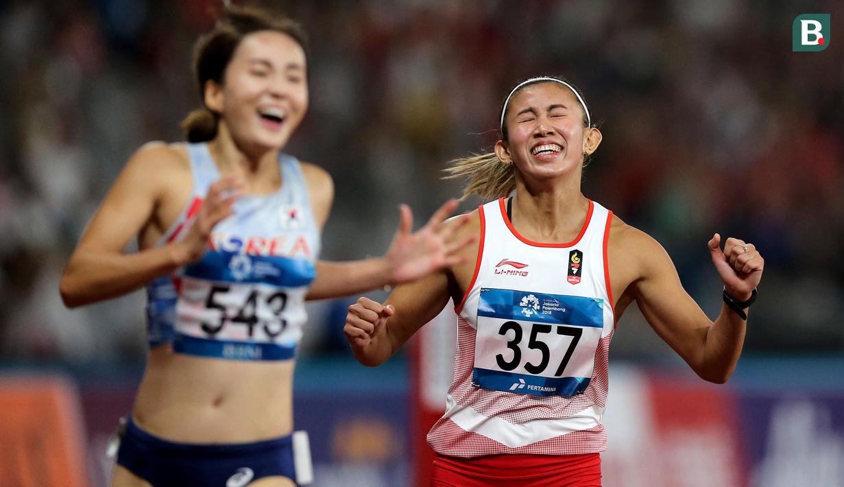 Pelari Indonesia, Emilia Nova, melakukan selebrasi usai berlaga pada nomor 100 meter lari gawang Asian Games di SUGBK, Jakarta, Minggu (26/8/2018). Emilia Nova menyabet medali perak setelah membukukan waktu 13,33 detik. (Bola.com/Peksi Cahyo)