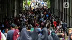 Pengunjung berwisata di Taman Margasatwa Ragunan, Jakarta, Minggu, 23 April 2023. (Liputan6.com/Johan Tallo)