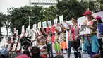 Aksi flashmob saat kegiatan Millenial Road Safety Festival’ di Bundaran HI, Jakarta Pusat, Minggu (20/1). Kegiatan Millennial Road Safety Festival tersebut merupakan kampanye keselamatan berlalu lintas. (Liputan6.com/Faizal Fanani)