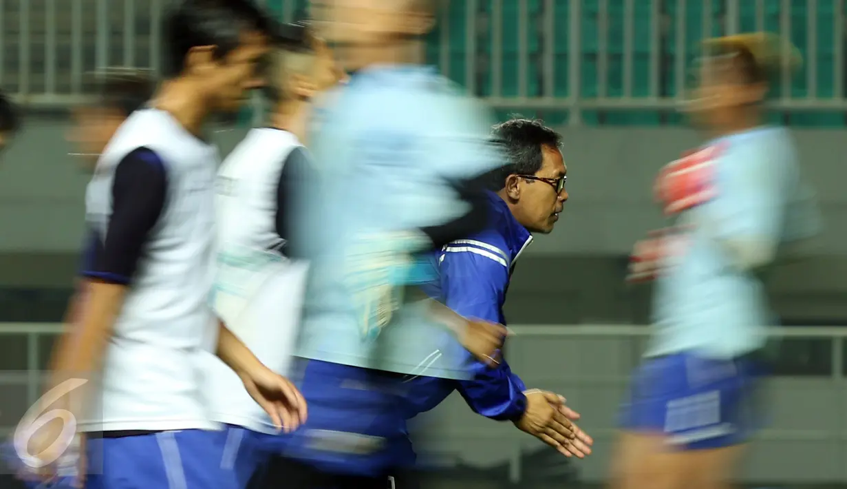 Pelatih Arema FC, Aji Santoso memberi arahan saat latihan uji lapangan jelang laga final Piala Presiden 2017 di Stadion Pakansari, Kab Bogor, Jumat (10/3). Di final, Arema FC akan berlaga melawan PBFC, Minggu (12/3). (Liputan6.com/Helmi Fithriansyah)