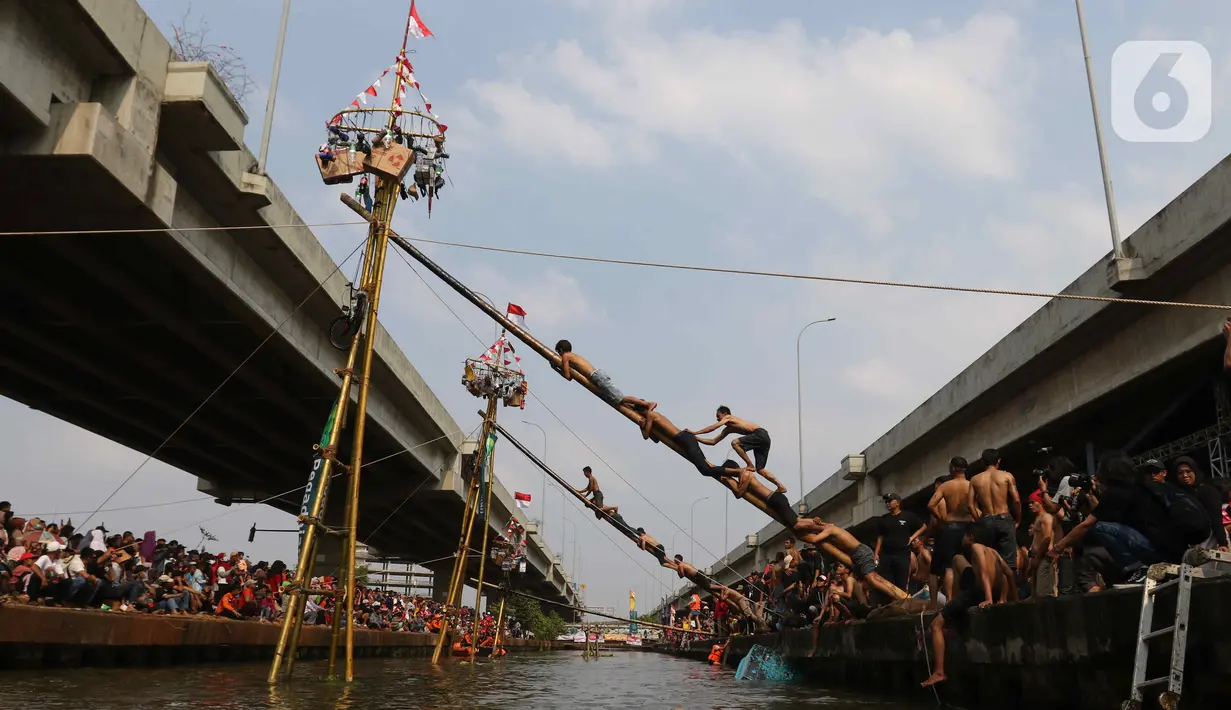 Lomba panjat pinang di atas aliran Kalimalang tersebut digelar dalam rangka merayakan hari ulang tahun (HUT) ke-78 Republik Indonesia. (Liputan6.com/Herman Zakharia)