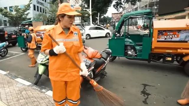 6 Momen Ashanty Jadi Petugas Kebersihan, Rela Kepanasan Sambil Sapu Jalan
