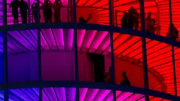 Pemandangan saat pengunjung menikmati instalasi cahaya 'Spectra' di Festival Musik dan Seni Coachella di Indio, California, Amerika Serikat, Minggu (15/4). (AFP PHOTO/Kyle Grillot)