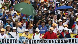 Kurangnya gaji dan jaminan kesehatan yang minim untuk tenaga guru membuat mereka berunjuk rasa di Bogota, Kolombia, Selasa (6/6). Sebelumnya, para guru ini telah mogok kerja selama hampir satu bulan. (AP Photo / Fernando Vergara)