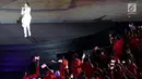 Penyanyi dangdut, Via Vallen membawakan  lagu "Meraih Bintang" pada pembukaan Asian Games 2018 di Stadion Gelora Bung Karno, Jakarta, Sabtu (18/8). Via Vallen tampil setelah defile atlet dari 45 negara termasuk Indonesia. (Liputan6.com/ Fery Pradolo)