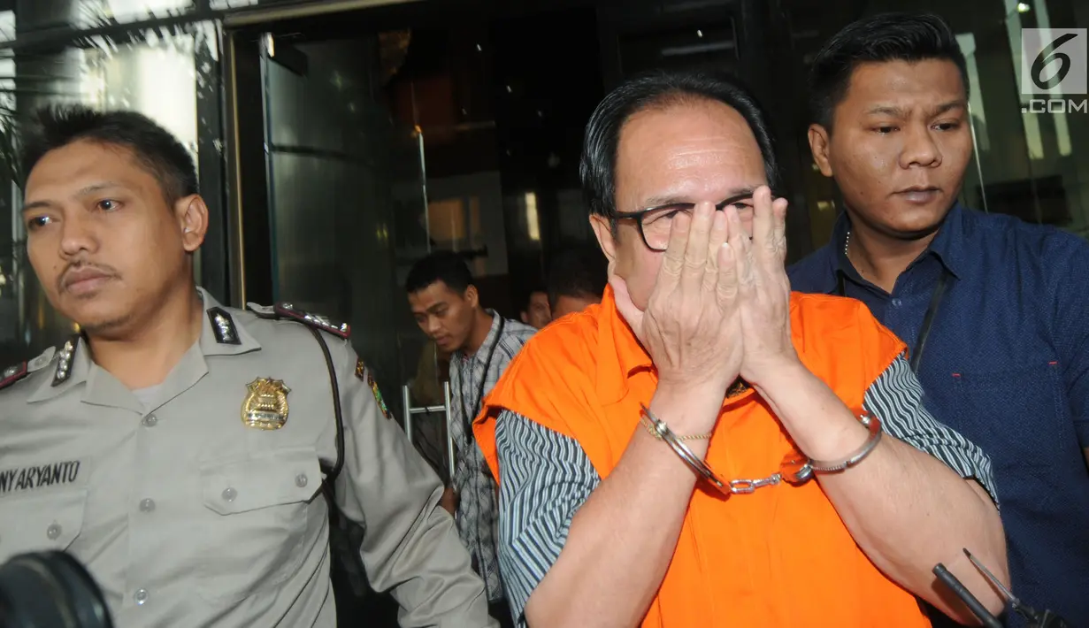 Pihak swasta Joe Fandy Yoesman alias Asiang menutupi wajahnya usai menjalani pemeriksaan di Gedung KPK, Jakarta, Kamis (18/7). Asiang resmi ditahan untuk mempermudah pemeriksaan terkait terkait kasus dugaan suap pengesahan APBD 2017-2018 Provinsi Jambi. (merdeka.com/Dwi Narwoko)